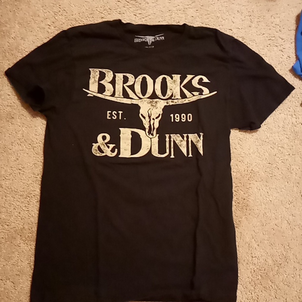 Unisex small Brooks & Dunn t-shirt
